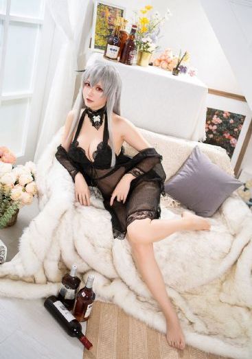 撑红伞的女孩