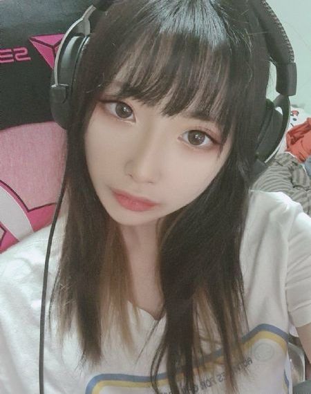 红鞋男子