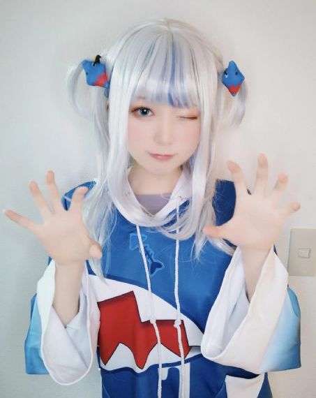 隐于书后